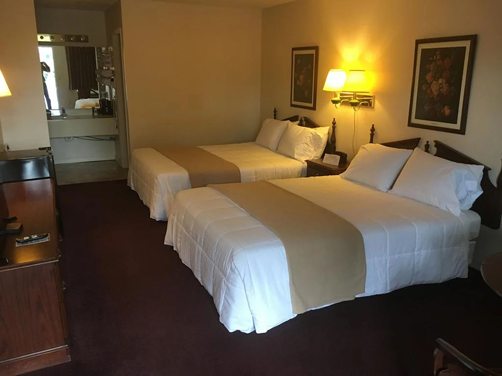 Alpine Lodge - Queen Room with Two Queen Beds