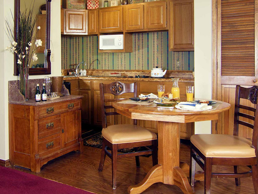 Benton Suite Kitchen Dining Room