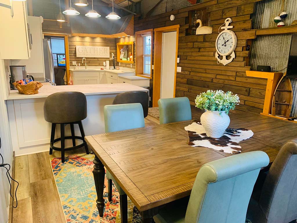 Dining Table & Kitchen - Robison’s Retreat at Beaver Lake