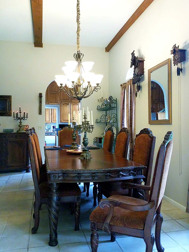 Tuscan Manor Bed & Breakfast Dining Room